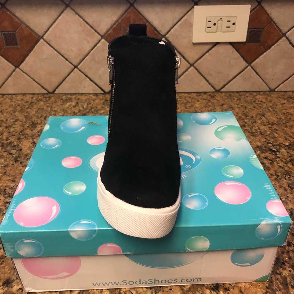 Soda wedges size 6 black brand new